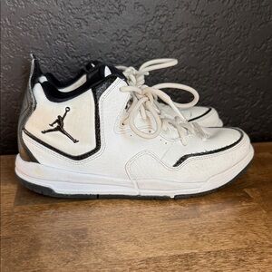 Jordan Kids White and Black Basketball Shoes Size 1Y